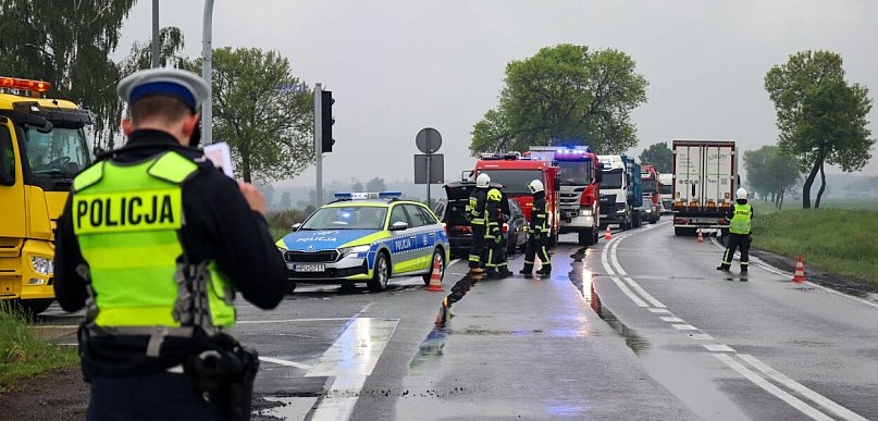 Trzy auta rozbite na DK11 pod Klęką. Do szpitala trafiła trójka dzieci