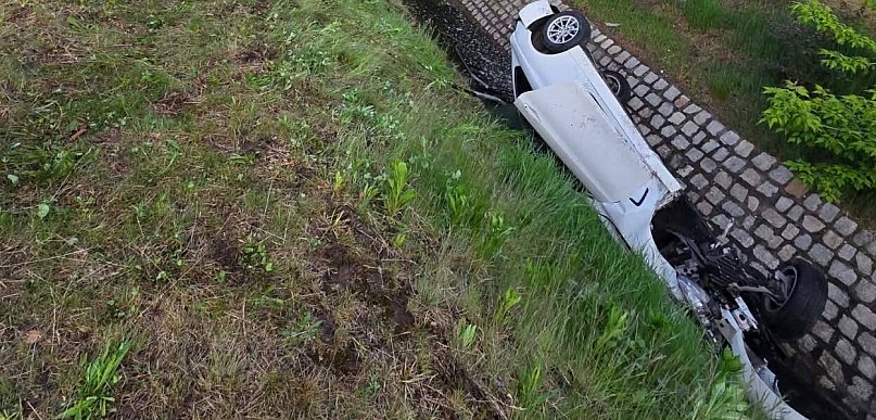 Nocny wypadek w Jarocinie. Cztery osoby podróżowały BMW (ZDJĘCIA)