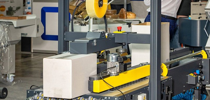 Automatyzacja linii produkcyjnych — technologie, wdrożenie i korzyści
