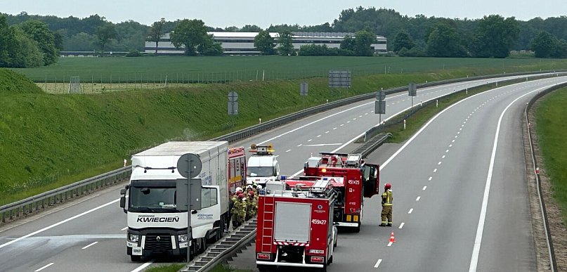 Akcja straży pożarnej na obwodnicy Jarocina. Zapaliła się ciężarówka (ZDJĘCIA)