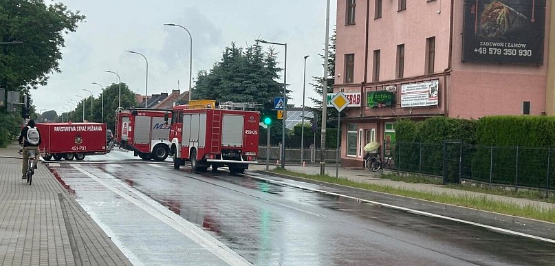 Ul. Wojska Polskiego w Jarocinie nieprzejezdna. Strażacy działają na miejscu