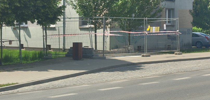 Uwaga na utrudnienia. W Jarocinie montują nowe wiaty przystankowe