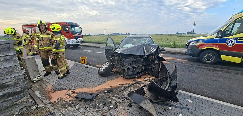 Stracił panowanie nad autem i wjechał w ogrodzenie. Trafił do szpitala (ZDJĘCIA)