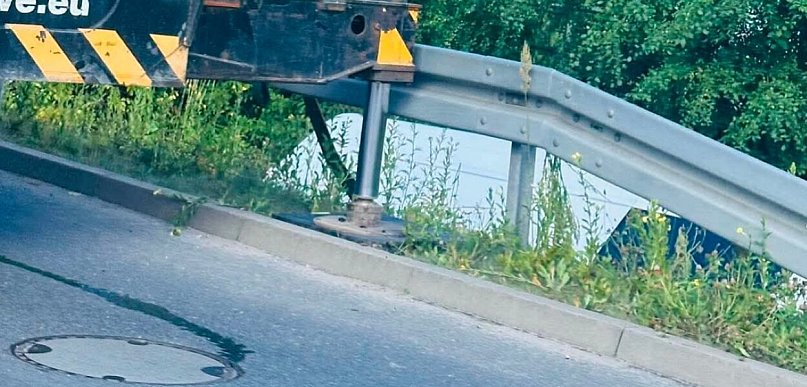 Kierowca nie wyrobił na łuku. Bus dachował i wpadł do Lipinki (ZDJĘCIA)