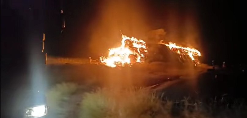 Nocna akcja strażaków w gminie Żerków. Ogień objął ogromny stóg (WIDEO)