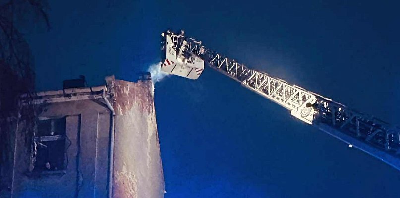 Pożar sadzy w kamienicy przy ul. Św. Ducha w Jarocinie. Droga zablokowana ZDJĘCIA