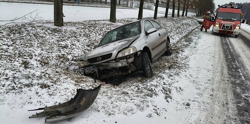 Dwie osoby w aucie, jedna ranna. Wypadek w Wyszkach (ZDJĘCIA)