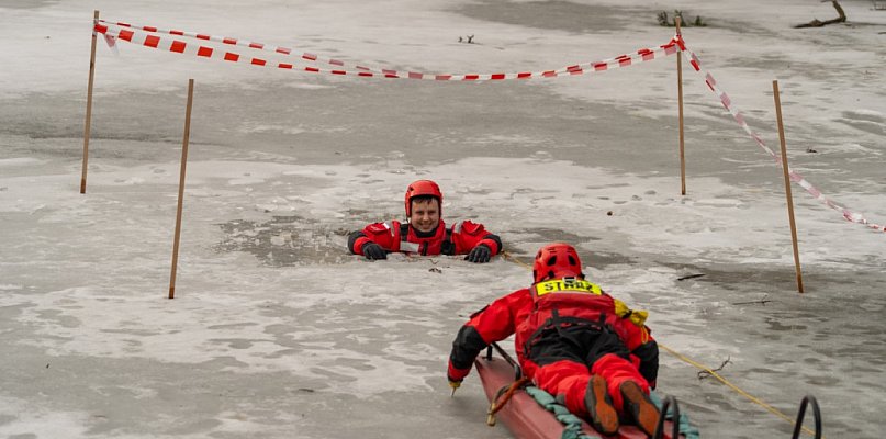 Dramatyczny scenariusz na lodzie. Tak wygląda akcja ratunkowa krok po kroku