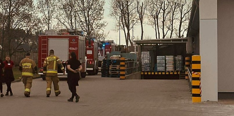 Czujka wykryła gaz w sklepie przy ul. Powstańców Wlkp. W akcji strażacy (ZDJĘCIA)