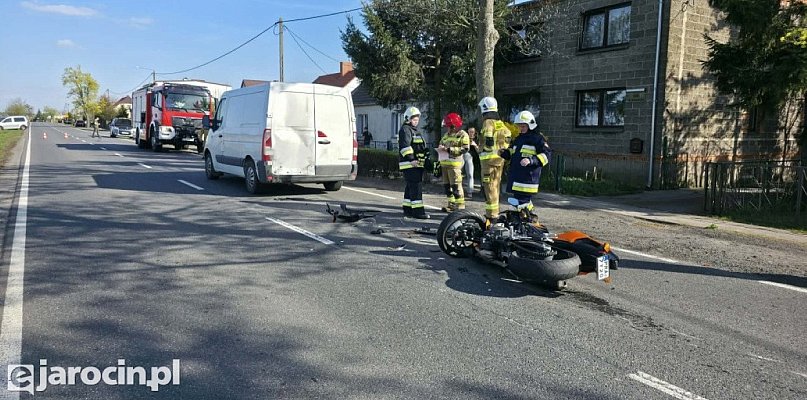 Zderzenie auta dostawczego z motocyklem. DK12 w Jaraczewie zablokowana