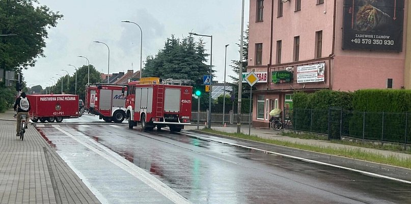 Ul. Wojska Polskiego w Jarocinie nieprzejezdna. Strażacy działają na miejscu