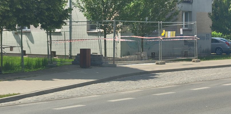 Uwaga na utrudnienia. W Jarocinie montują nowe wiaty przystankowe