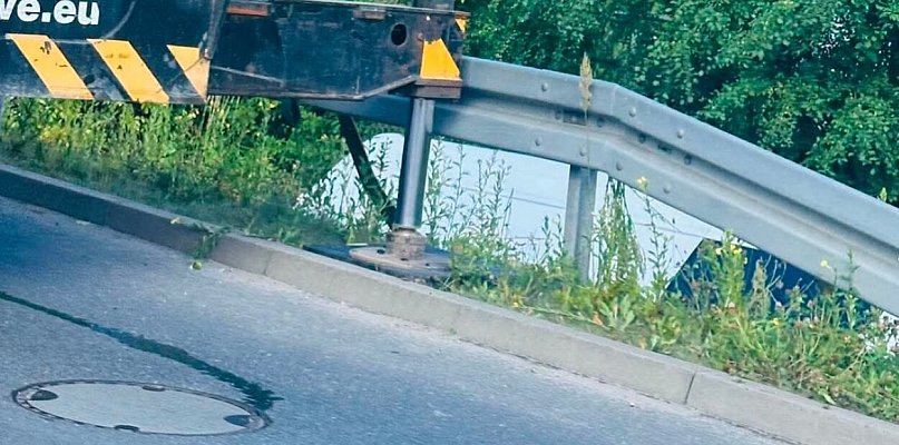 Kierowca nie wyrobił na łuku. Bus dachował i wpadł do Lipinki (ZDJĘCIA)
