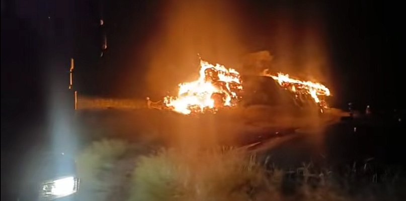 Nocna akcja strażaków w gminie Żerków. Ogień objął ogromny stóg (WIDEO)