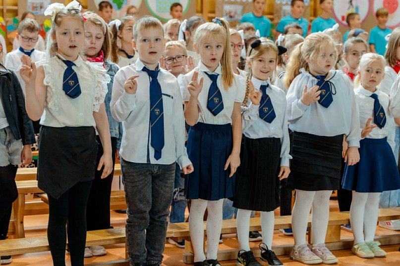 89 pierwszaków pasowanych na uczniów w Zespole Szkół nr 4 w Jarocinie
