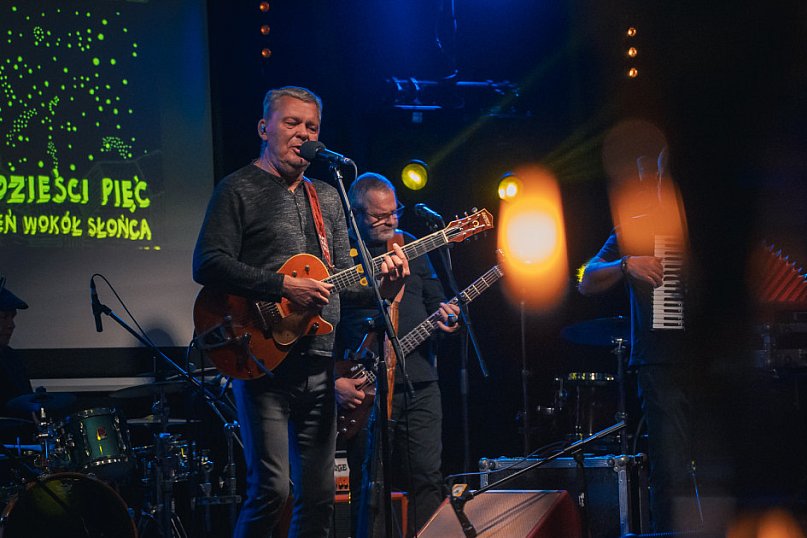 9. Rockowe Zaduszki w Żerkowie – muzyka, emocje i jubileusz Raz Dwa Trzy