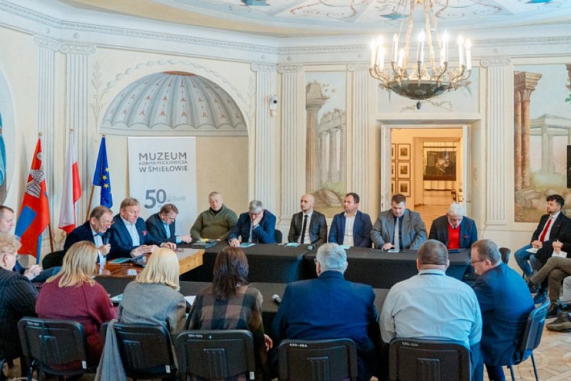 Obrady w wyjątkowej scenerii. XXI Sesja Rady Powiatu Jarocińskiego w Muzeum Adama Mickiewicza w Śmiełowie