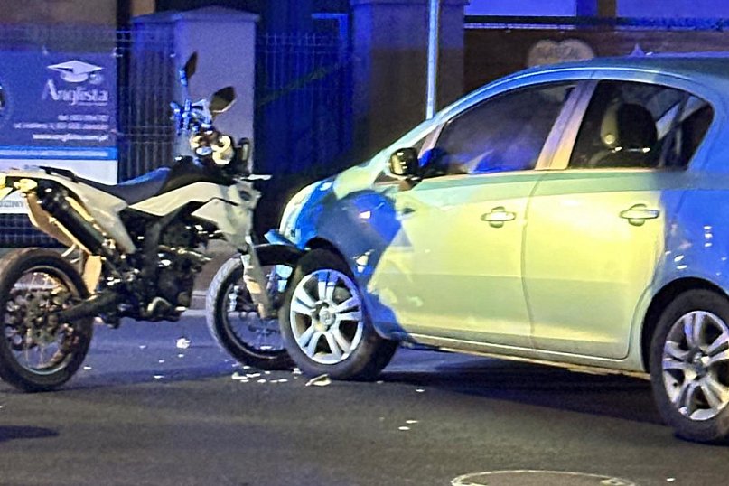 Zderzenie samochodu osobowego i motocykla na ul. Wrocławskiej w Jarocinie