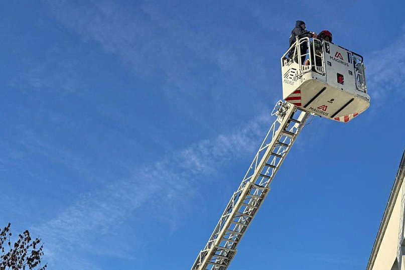 Zaskoczenie wśród interesantów. Urzędnicy ewakuowani, strażacy w akcji w Jaraczewie