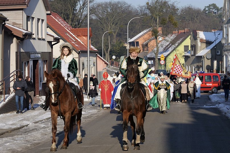 Polonez przy kolędzie i żywa szopka – tak świętowano Trzech Króli w Żerkowie