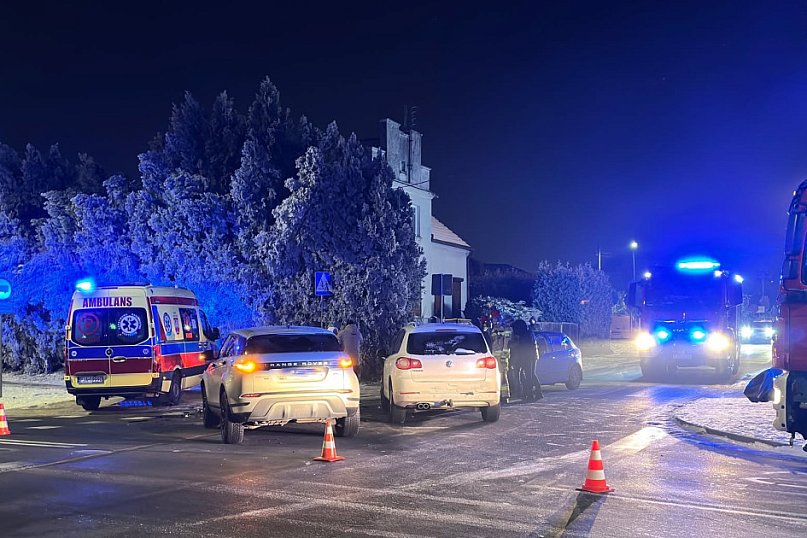 Kolizja trzech samochodów na skrzyżowaniu Bema i Skłodowskiej w Jarocinie