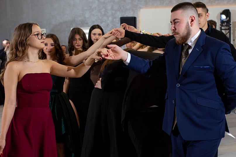 Studniówka 2025 maturzystów Akademii Dobrej Edukacji w Jarocinie