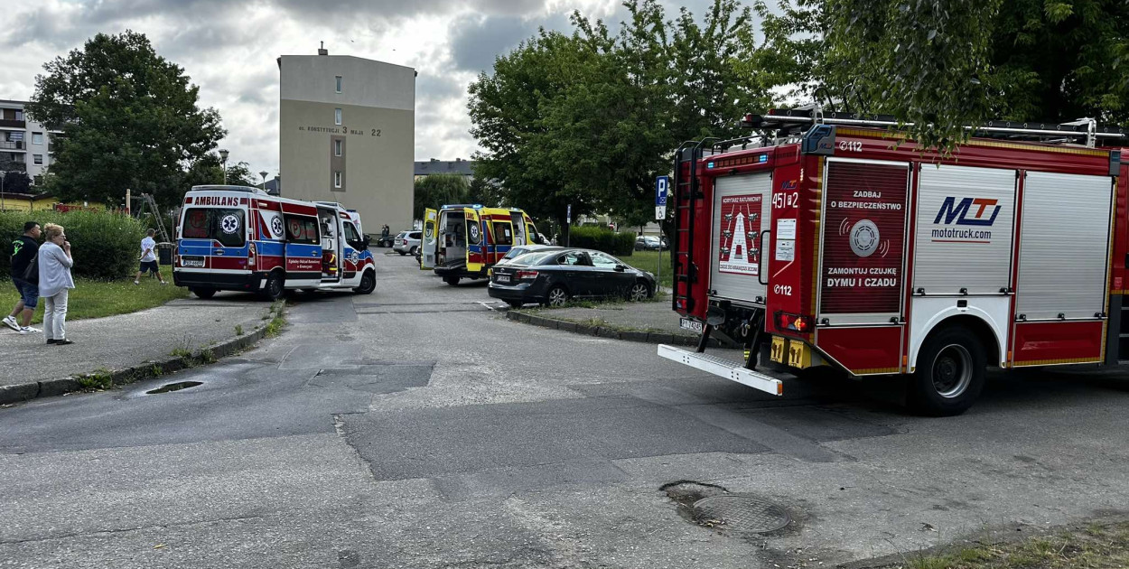 Czad w mieszkaniu. Ewakuacja lokatorów i hospitalizacja trzech osób (ZDJĘCIA)