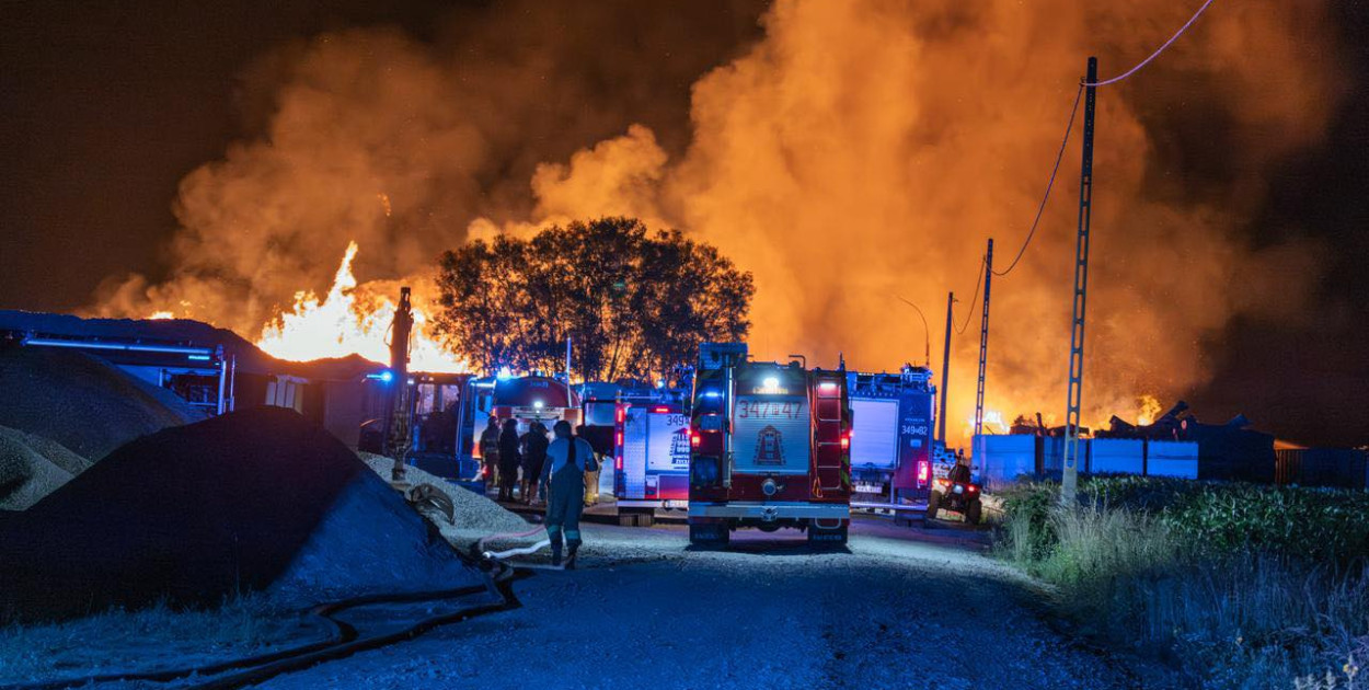 Jeden z największych pożarów w regionie. Ogień w tartaku pod Kaliszem (ZDJĘCIA)
