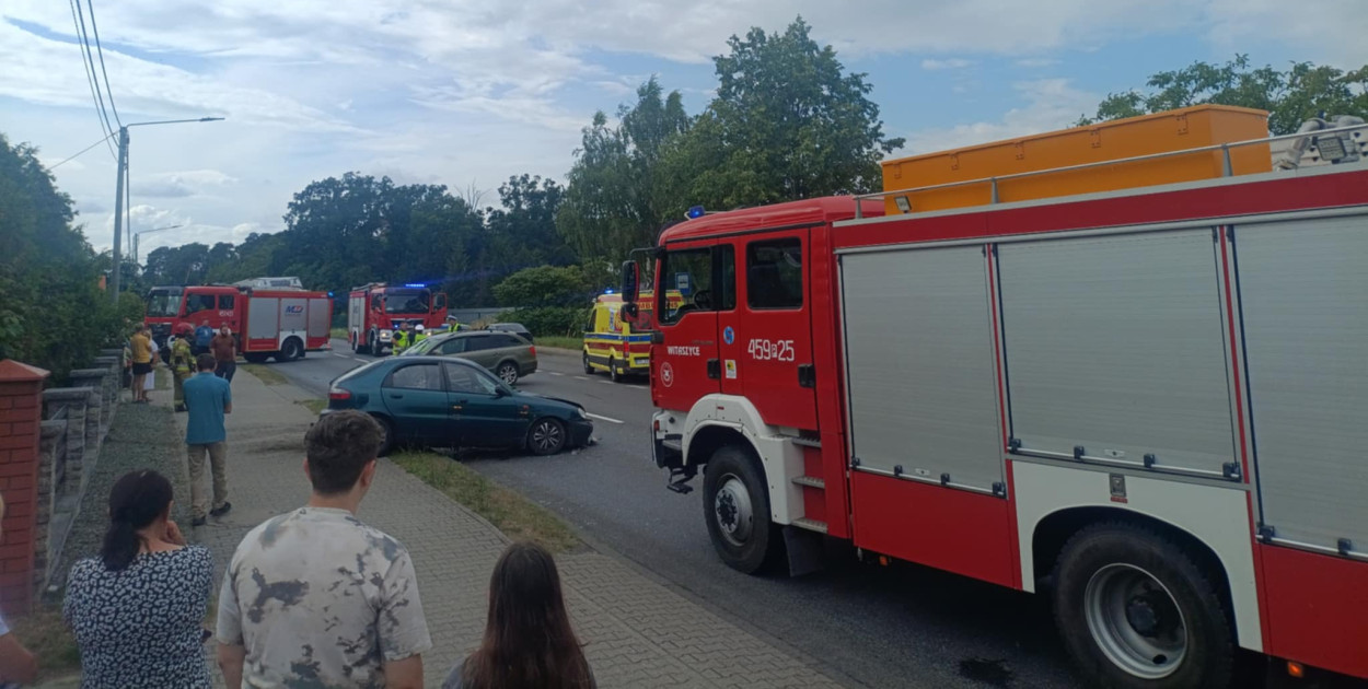 Wypadek na trasie Jarocin–Pleszew. Ranni i utrudnienia w ruchu (ZDJĘCIA)