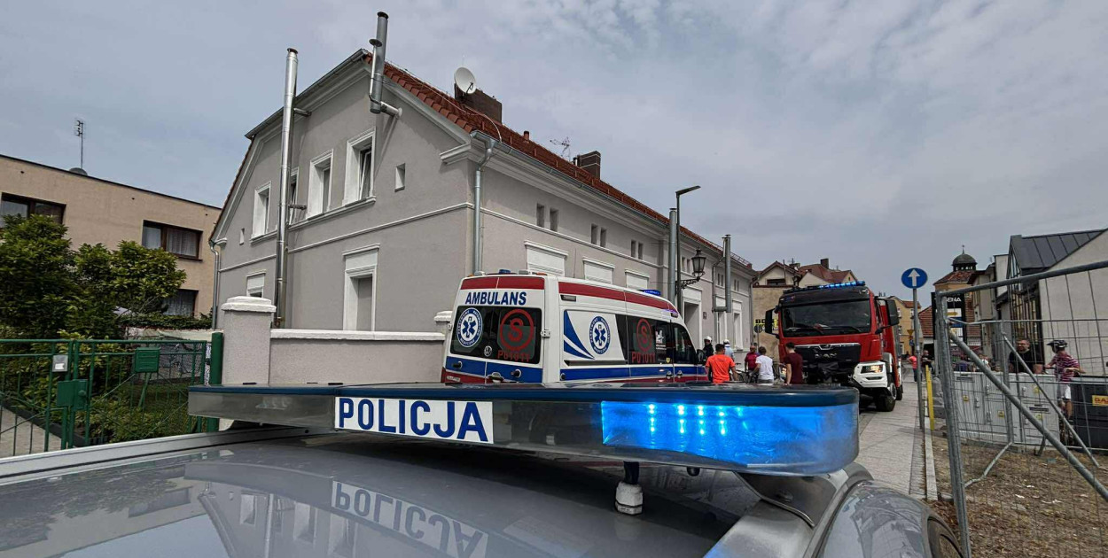 Strażacy i policja weszli do mieszkania. W środku znaleziono ciało kobiety (FOTO)