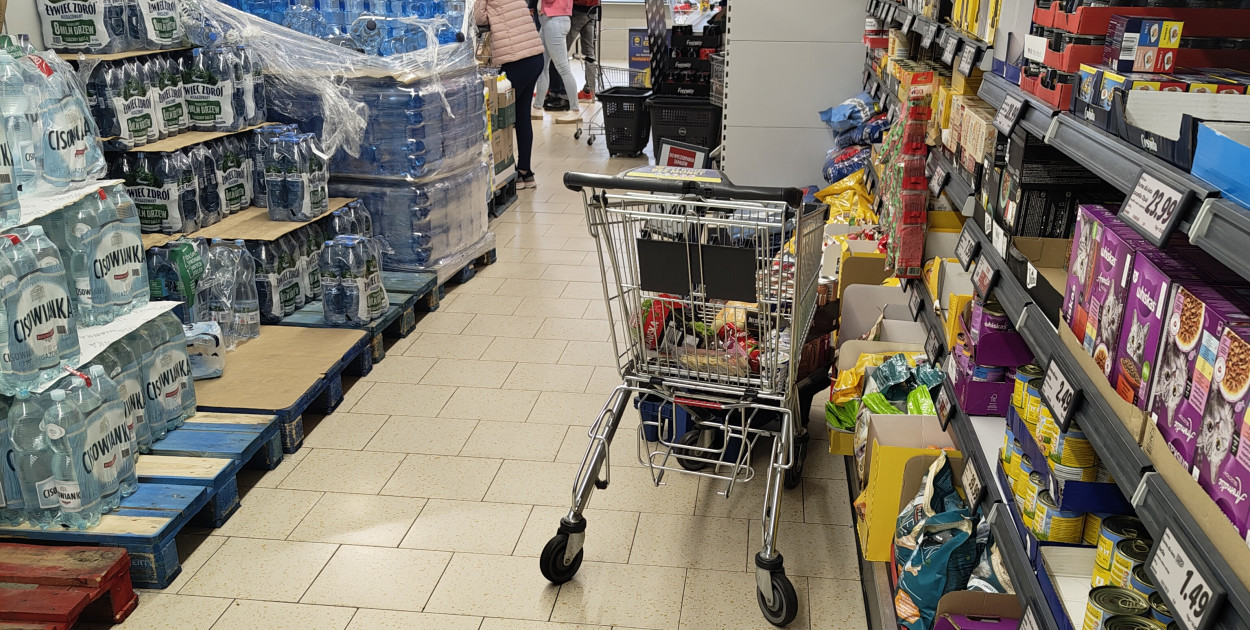 Wielu klientów, nie mogąc za swoje zakupy zapłacić kartą, porzucało je w sklepie. Foto.: Natalia Pluta