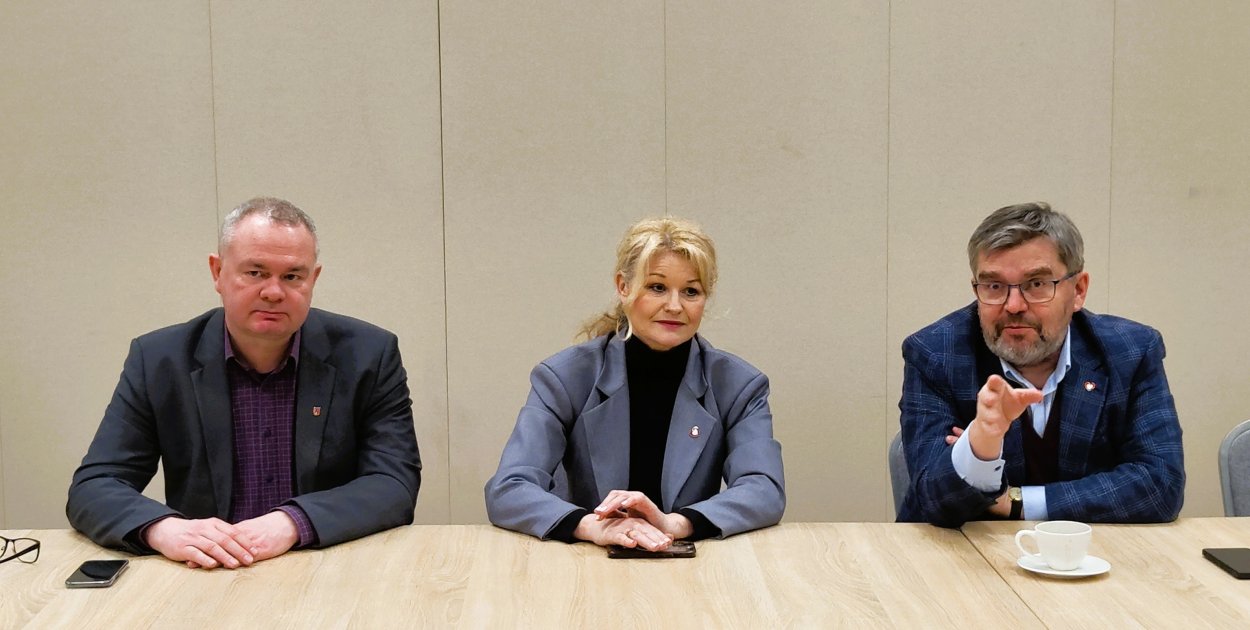 Pytania o CPK, podatki i prawa kobiet. 2 godziny rozmów z posłami KO w Jarocinie