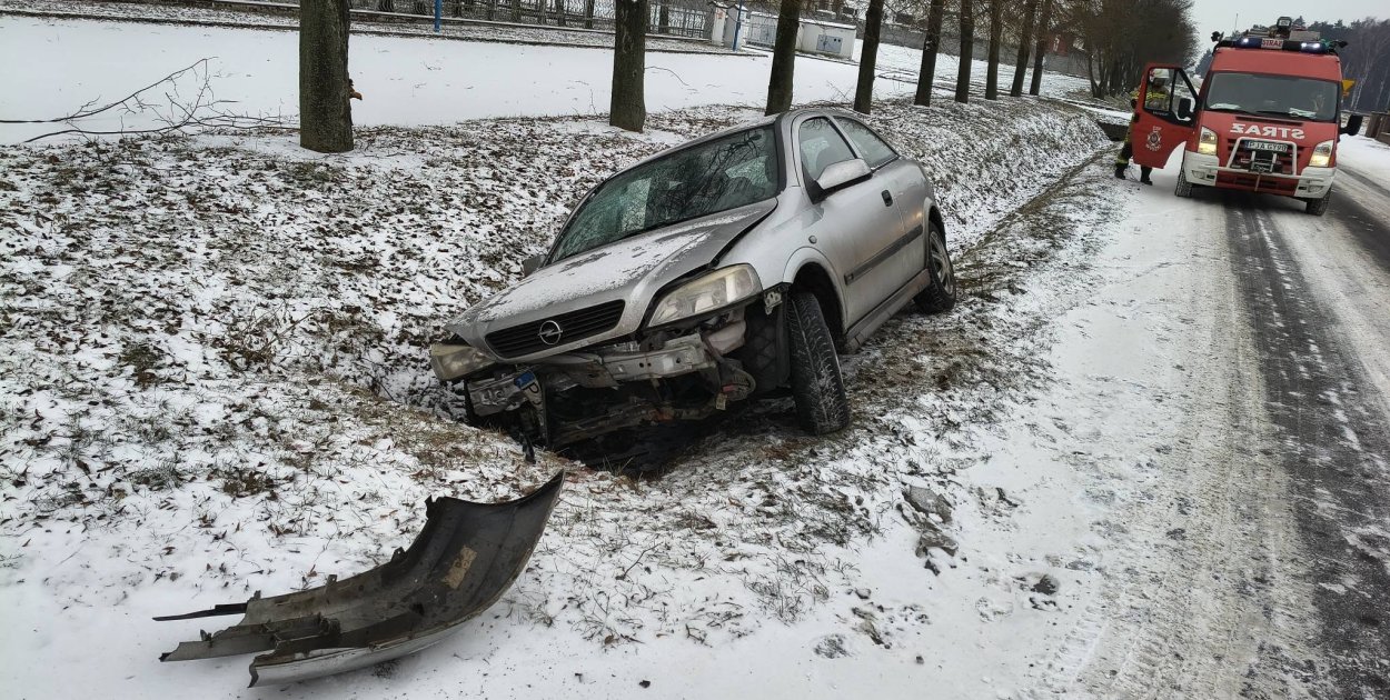 Dwie osoby w aucie, jedna ranna. Wypadek w Wyszkach (ZDJĘCIA)