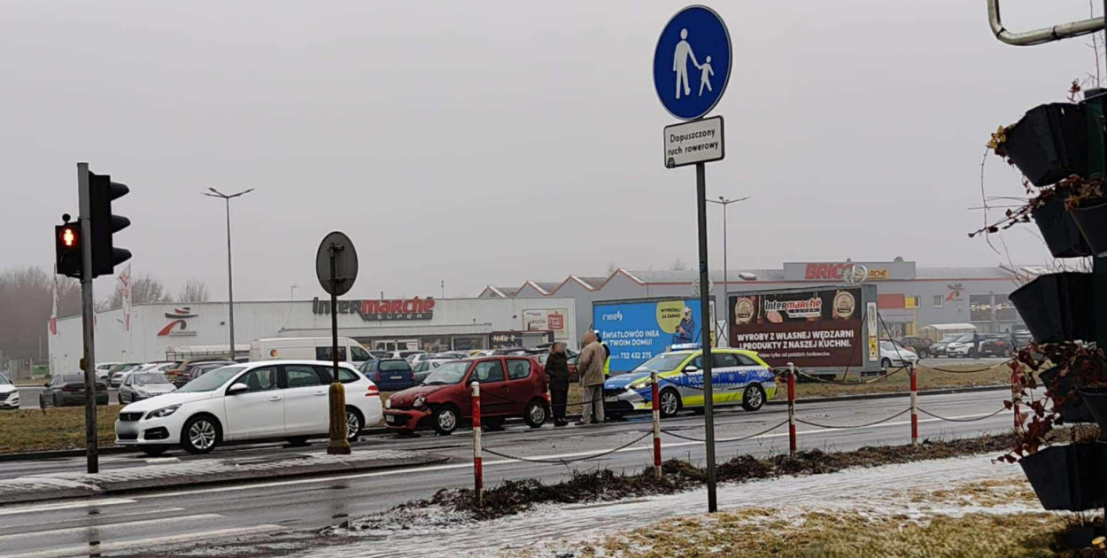 Kolizja na ul. Powstańców Wlkp. w Jarocinie. Fiat uderzył w Peugeota (ZDJĘCIA)