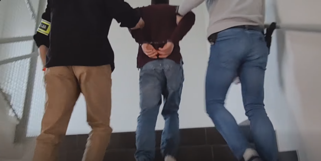 27-latek pobił mężczyznę przed sklepem. Grozi mu do 7,5 roku więzienia (WIDEO)