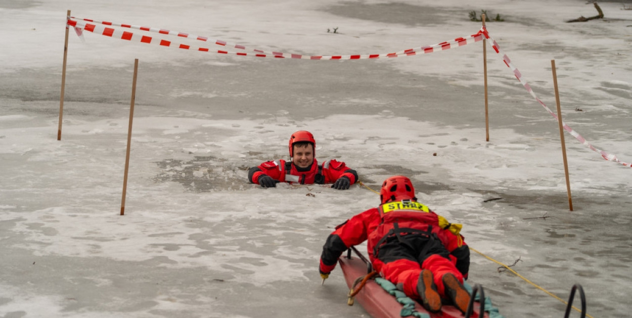 Dramatyczny scenariusz na lodzie. Tak wygląda akcja ratunkowa krok po kroku