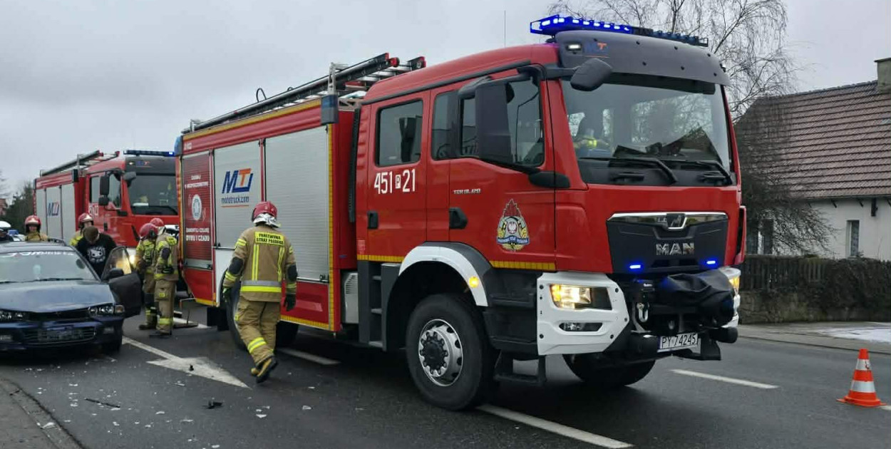Straż i policja na skrzyżowaniu w Witaszycach. Zderzyły się tam dwa samochody
