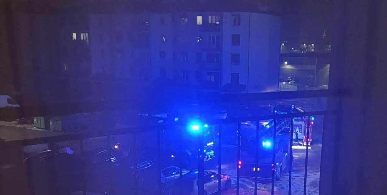 Służby w jednym z mieszkań Jarocina. Poszkodowany trafił do szpitala