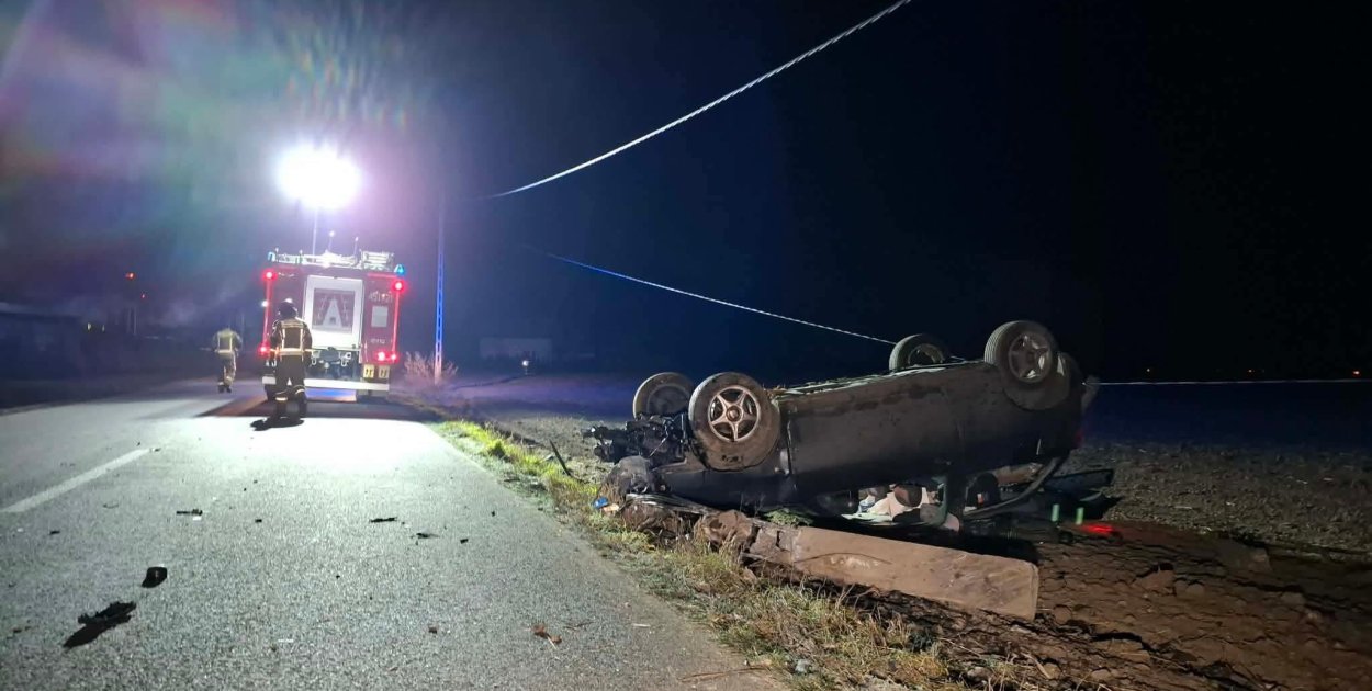 Nocna kolizja w Jarocinie. Auto dachowało po zderzeniu na skrzyżowaniu DK 12 i 15