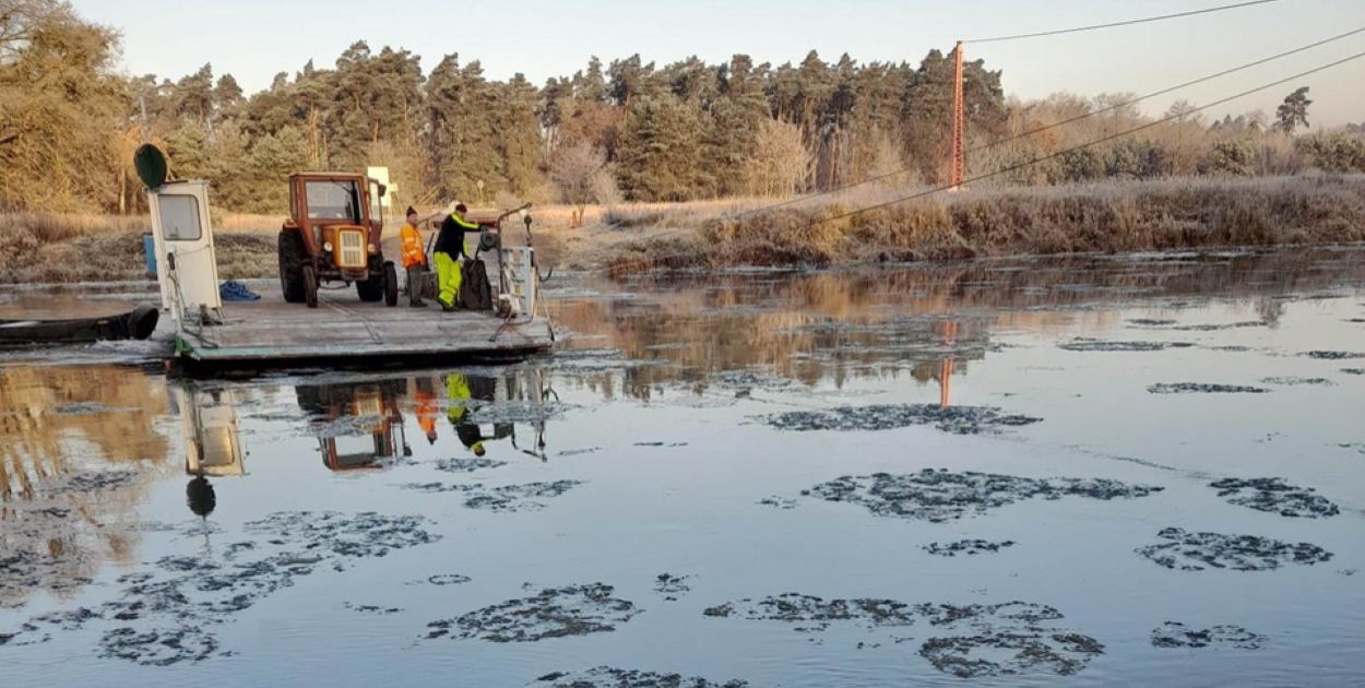 Wznowiono przeprawę promową w Dębnie. Sprawdź godziny kursowania!