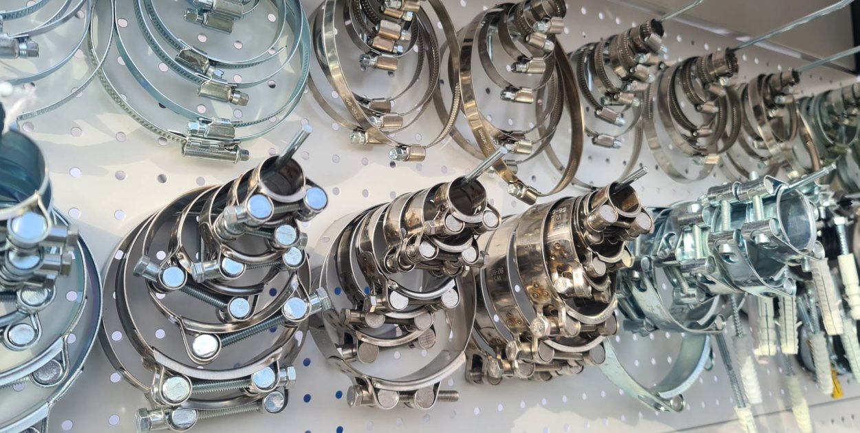 Rozwiązania mocujące do instalacji rurowych i systemów przemysłowych