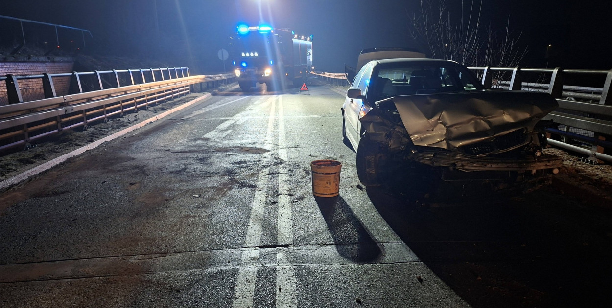 Pechowy poranek dla kierowcy BMW. Na drodze Dobrzyca-Pleszew zderzył się z barierą