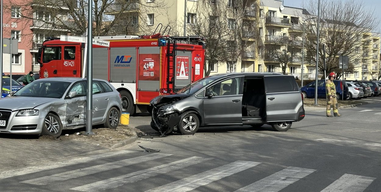 Zderzenie samochodów na skrzyżowaniu w Jarocinie. Utrudnienia w ruchu (ZDJĘCIA)