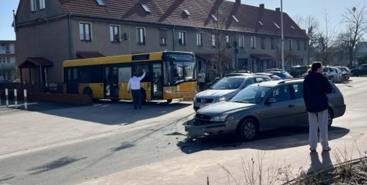 Chwila nieuwagi i kolizja. Zderzenie samochodu z autobusem w Jarocinie (ZDJĘCIA)