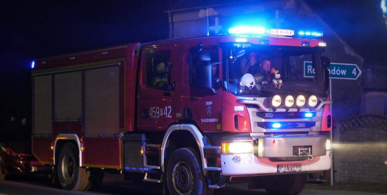 Wieczorna akcja strażaków w Lubinii Małej. Zapaliła się sadza w kominie (ZDJĘCIA)