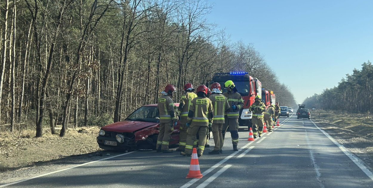 Utrudnienia na krajowej „12”. Zderzenie dwóch aut przed Brzostowem (ZDJĘCIA)