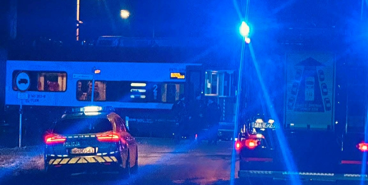 Kolizja na przejeździe kolejowym w Jarocinie. Pociąg uderzył w samochód