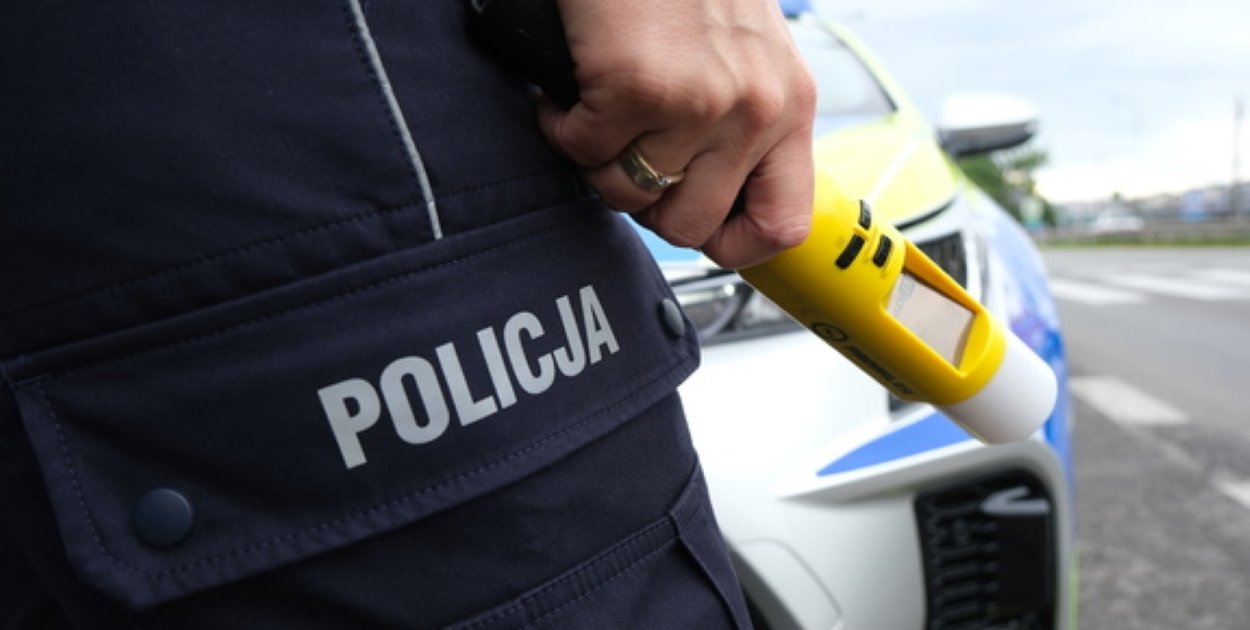 Jechał pijany i bez prawa jazdy. Rozbił się na drzewie przy Rynku