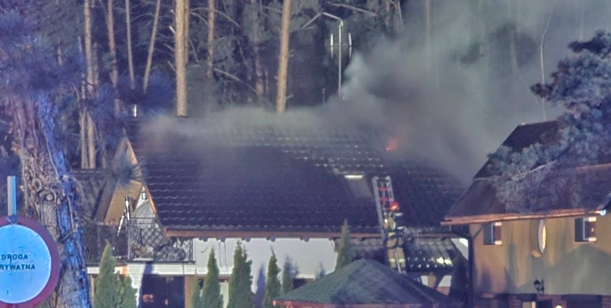 Płonął dach domu w Zaniemyślu. Duże straty po pożarze (ZDJĘCIA)
