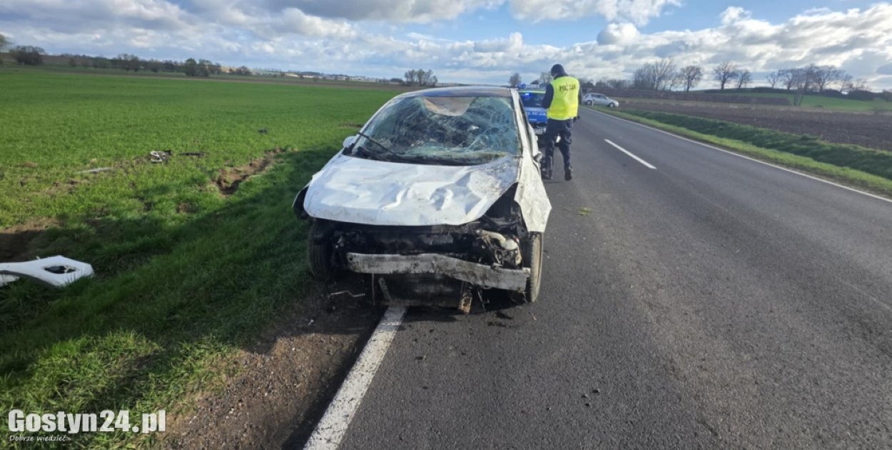 Lany Poniedziałek z groźnym zdarzeniem. Opel poza jezdnią (ZDJĘCIA)